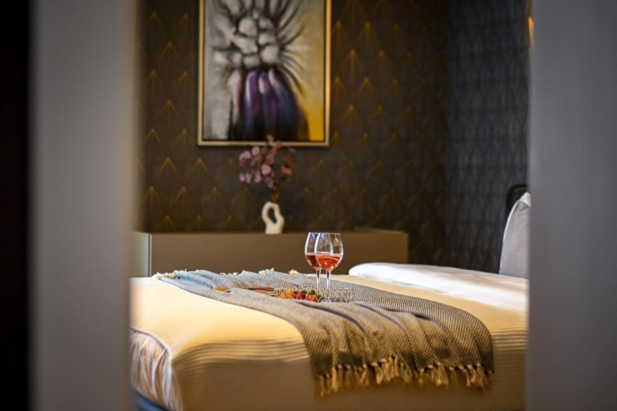 One Verdi Park Exclusive Apartments - Panoramic View & Private Parking Bucharest Room photo